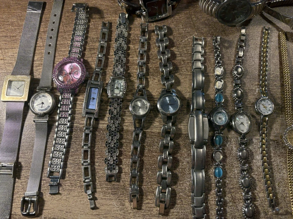 Lote de (50) relojes de cuarzo para mujer sin probar, tono plata/oro, gemas, damas Foto 3 de 4