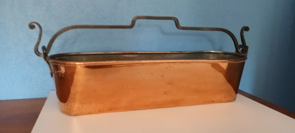 Poissonnière en cuivre avec une anse centrale en fer forgé - Photo 1/4