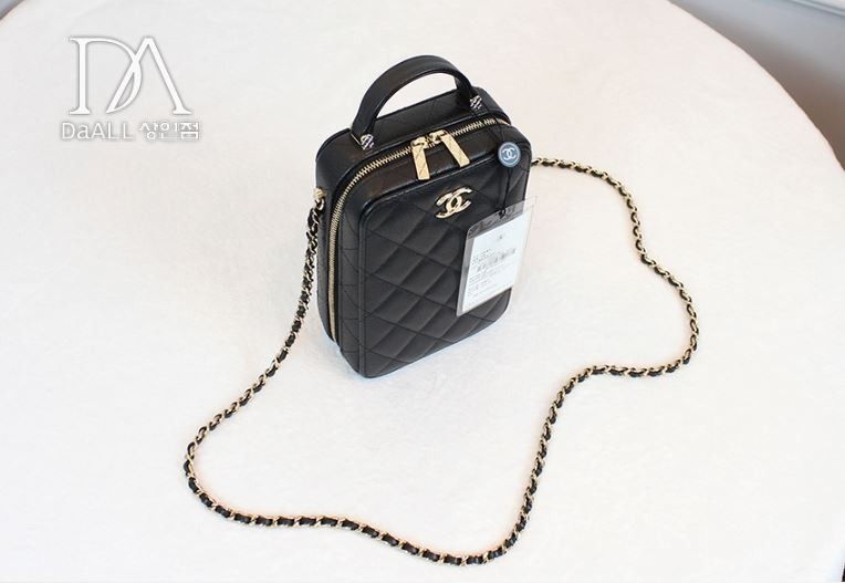 CHANEL Vanity Rectangular Cosmetic Bag with Gold … - image 6