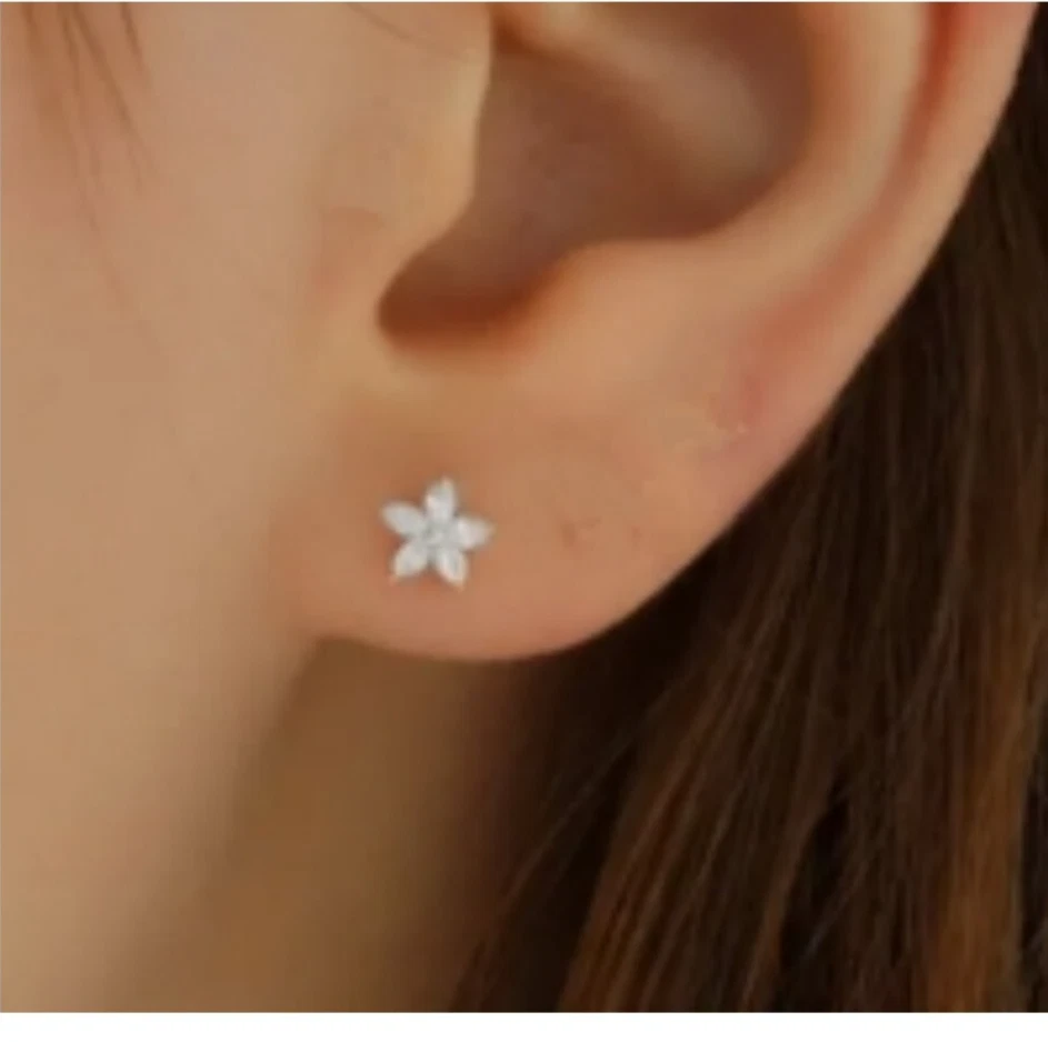 Piercing Labret Stella Zirconi Acciaio Chirurgico 1.2x8x5mm – Orecchio/Labbro H - Immagine 2 di 4