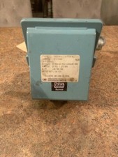UNITED ELECTRIC PRESSURE CONTROL SWITCH J402 S134B 9618 25PSI / 175KPA 316 S/S
