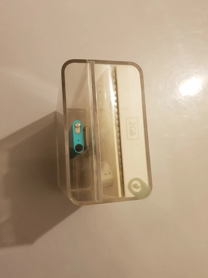 Very Rare iPod SHUFFLE Mod.A1271 Blue 2GB New/Sealed - Imagen 3 de 4