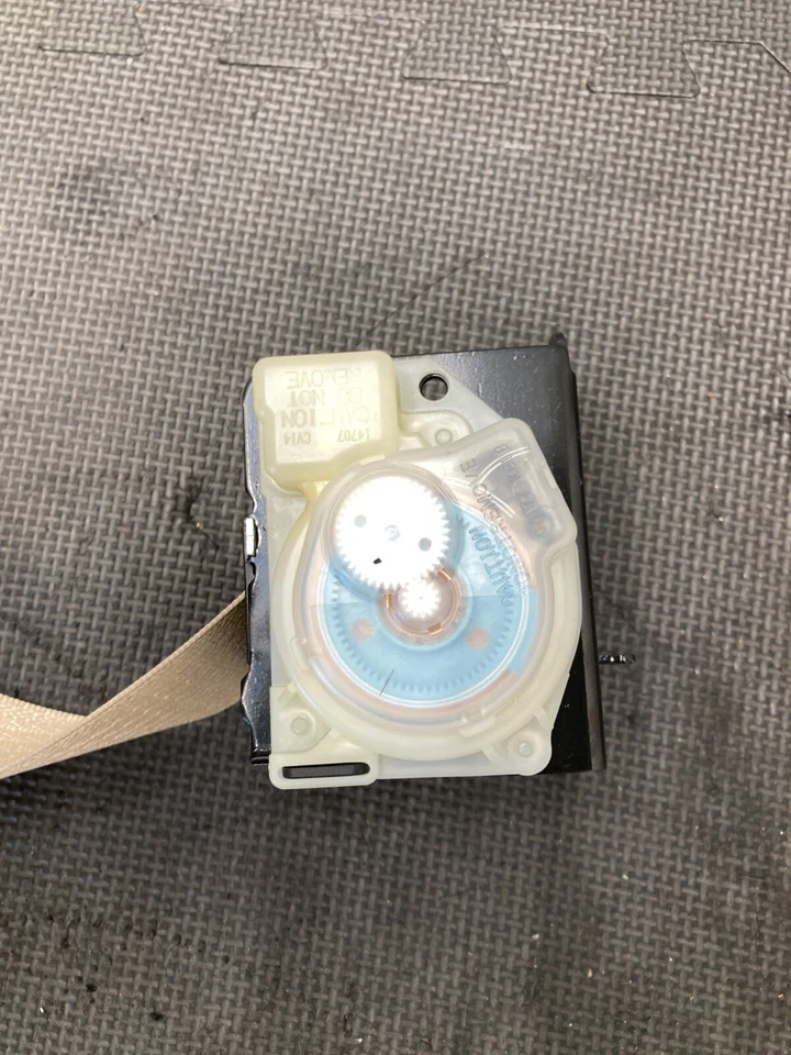 05-11 Conjunto retractor de cinturón de seguridad trasero central Cadillac STS fabricante de equipos originales Foto 3 de 4