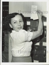 1947 Press Photo Frances Cruz files a miniature will in Los Angeles, California