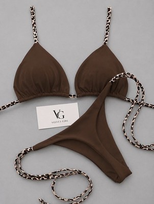 Brauner Bikini mit leopardgemusterten Bändern.