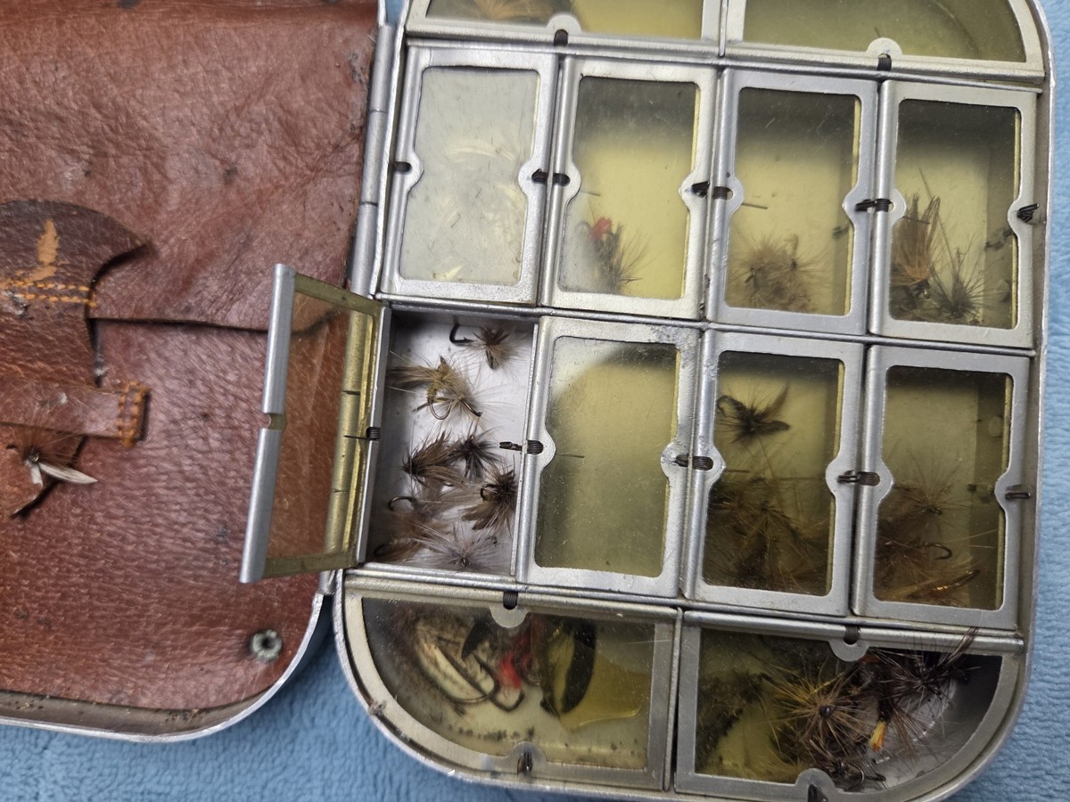 Richard Wheatley Vintage 12 Compartment Fly Box With Cast Pouch