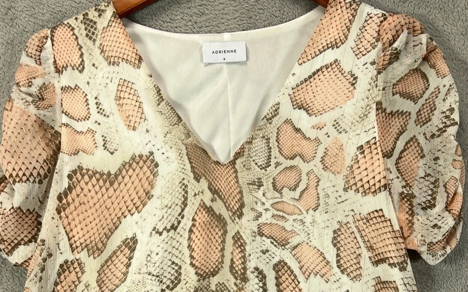 ADRIENNE Prendas para el torso Para Mujer Pequeñas Camisa Estampado Serpiente Blusa Manga Abullonada Cuello en V Foto 2 de 4