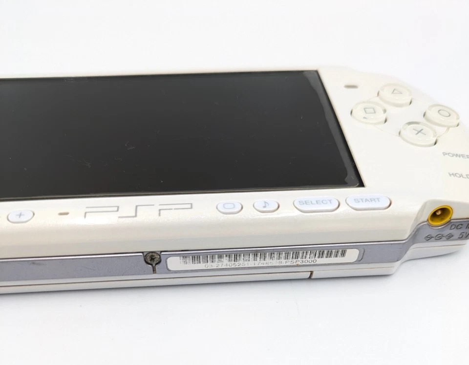 Sony PSP -3000 white Boxed With charger and Battery Region Free Japan Import - Image 4 of 4