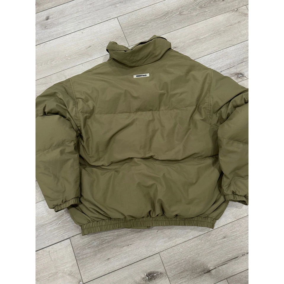 Chaqueta acolchada Essentials Fear of God verde oliva para hombre XL abrigo de gran tamaño Foto 2 de 4