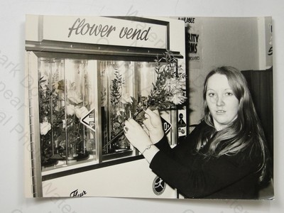 Woman Flower Vending Machine Olympia London Exhibition 1973 VTG Press Photo