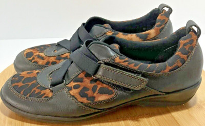 SOFTSPOTS Womens Cheetah Leather Slip On Adjustable Strap Casual Shoes SZ 8 M