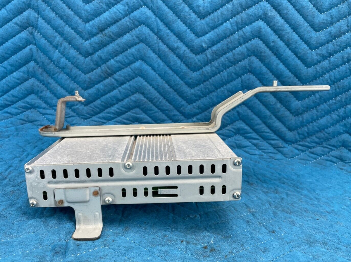 Toyota Land Cruiser Stereo Component Amplifier w/ Bracket 86280