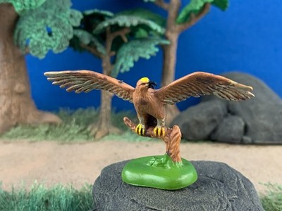 Britains LTD ''Golden Eagle Wings Spread on Perch''  Vintage 1971, Made in England