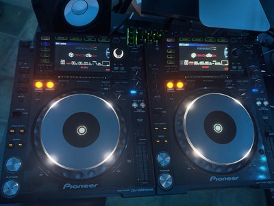 2x Pioneer CDJ-2000 Nexus Professional DJ Multi Player Digital Turntable CDJ2000