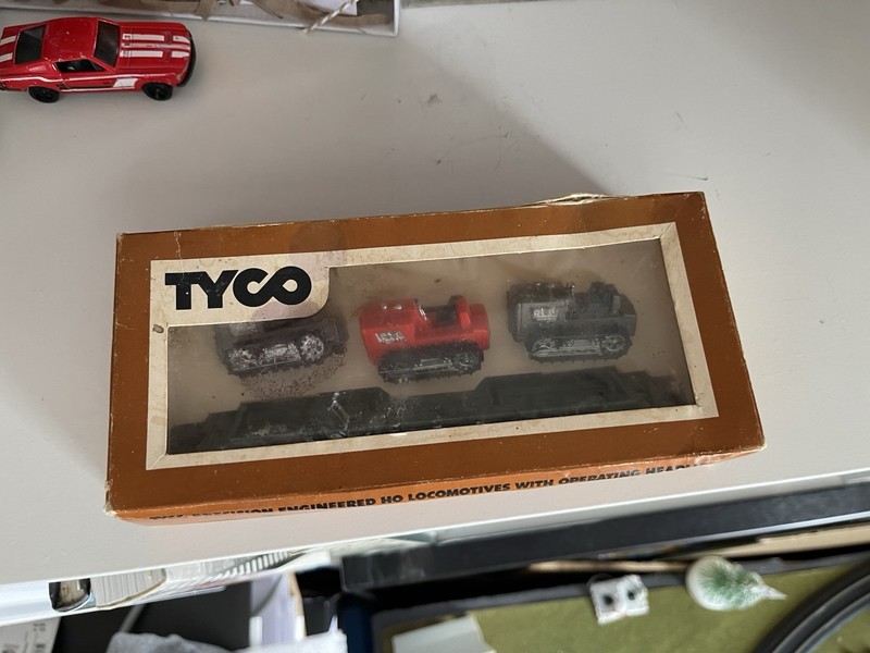 TYCO Western Maryland Skid Flat Car 2475 with 3 Tractors / Bulldozers #351A:300