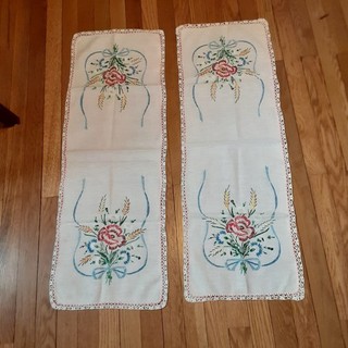 VINTAGE SET OF 2 CREWEL EMBROIDERED TABLE TUNNERS DRESSER SCARVES CROCHET EDGE