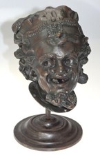 SKULPTUR BRONZE HOF NARR PATINIERT DETAILREICH MIT ST&Auml;NDER ZWISCHEN 1850 / 1900