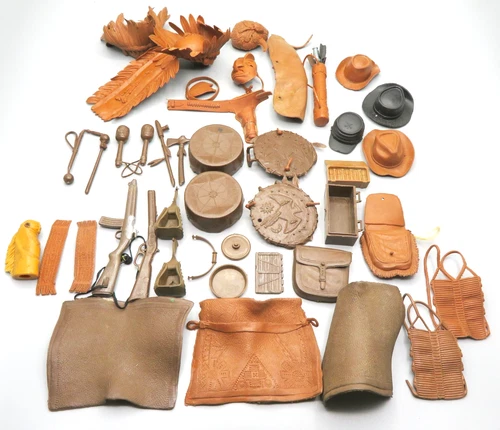 VTG MARX JOHNNY WEST GERONIMO ACCESSORIES LOT 42 PCS. HATS HEADDRESSES WEAPONS