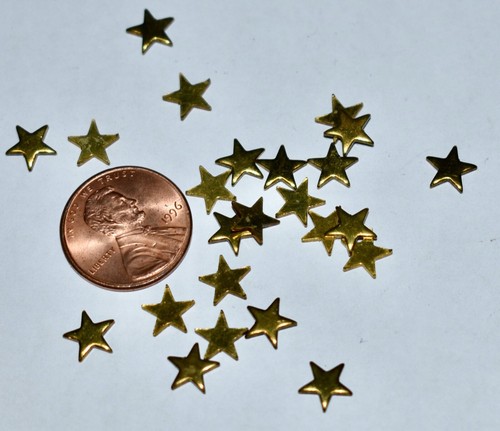 VINTAGE 24 TINY FLAT BRASS STARS 7mm. tiny metal stars SHINY SCRAPBOOKING - 第 1/1 張圖片