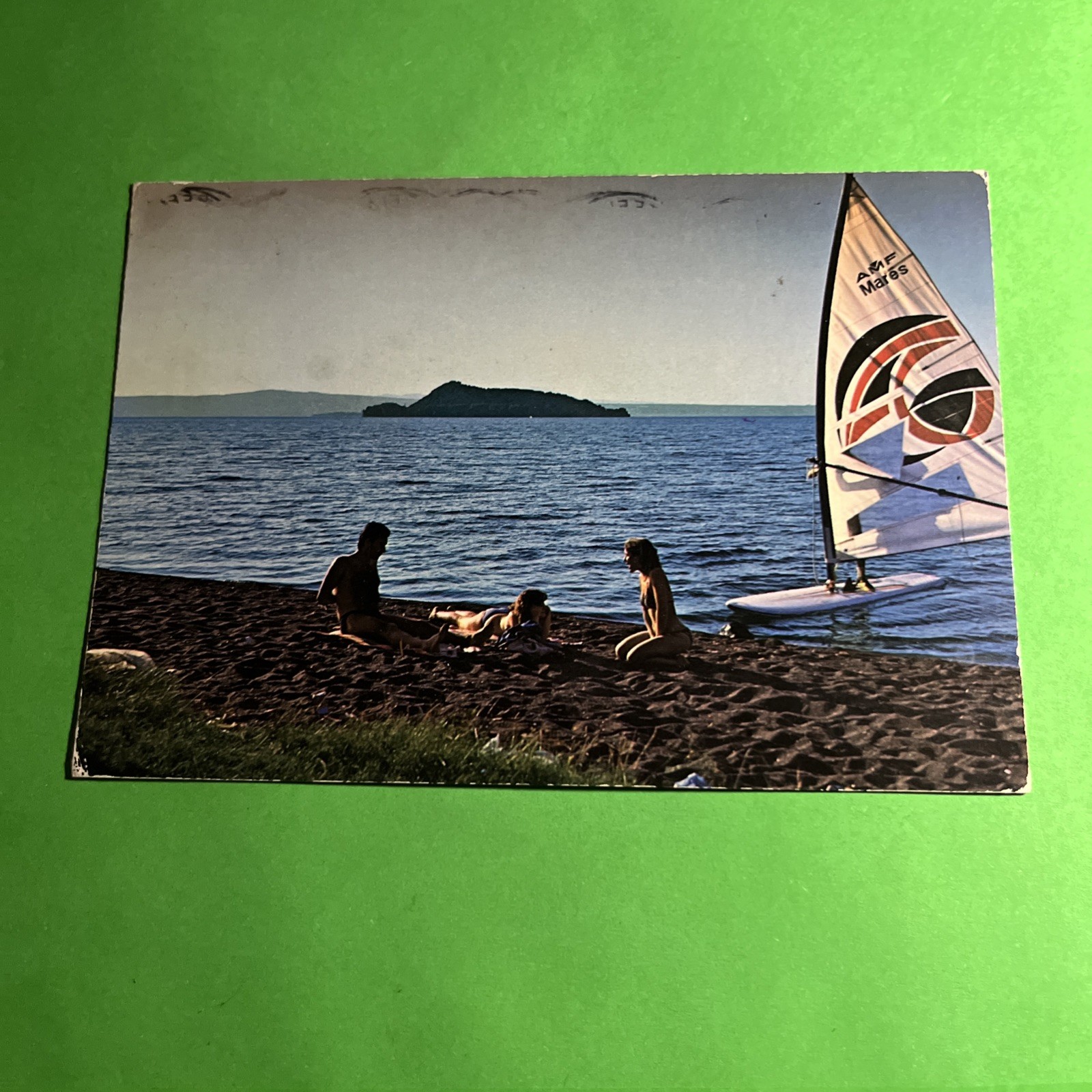 MONTEFIASCONE (VT) SPIAGGIA LAGO CON ISOLA MARTANA CARTOLINA A COLORI COLLEZIONE