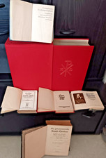 Eine Bibel 1960 und 5 religiöse Bücher. Die Bibel ist in einem roten Einband geb