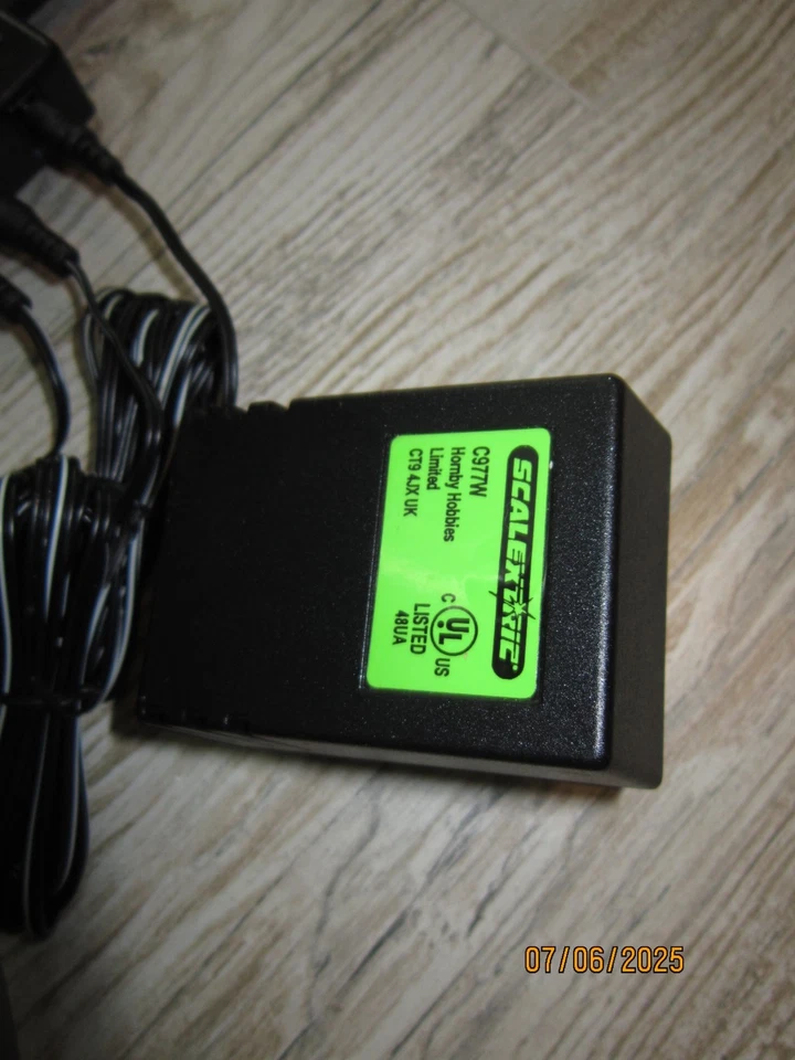 Hornby SCALEXTRIC Nascar 16V POWER BASE, C977W Power Supply + 2 Controllers  NOS - Image 4 of 4