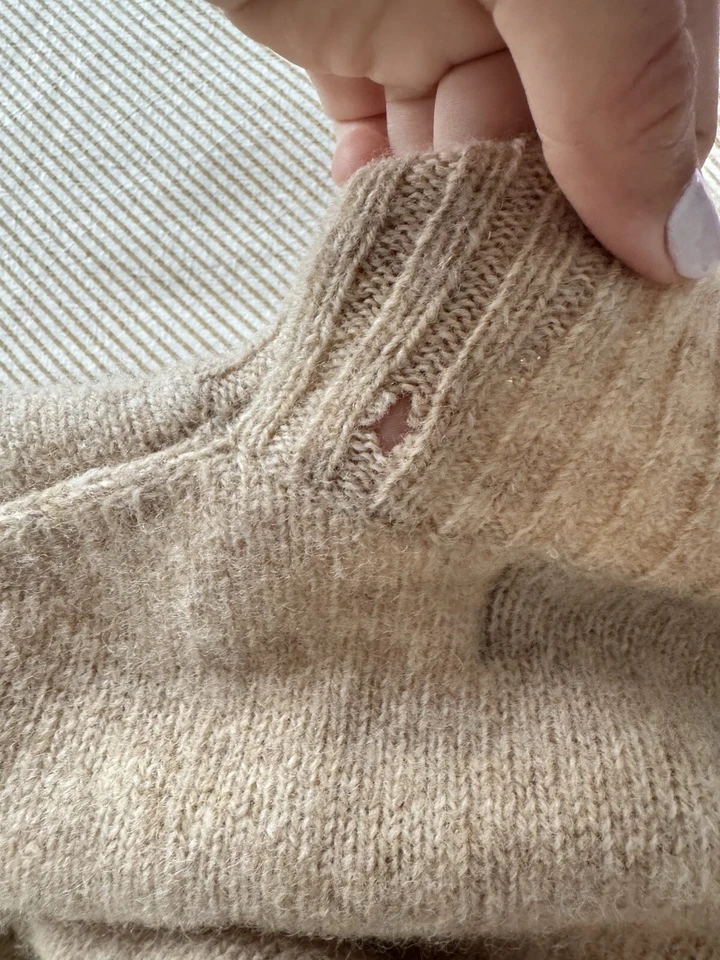 Suéter Cuello Alto Colección Nygard 100% Lana Tostado Caqui Talla Mediana Estampado de Puntos Foto 4 de 4