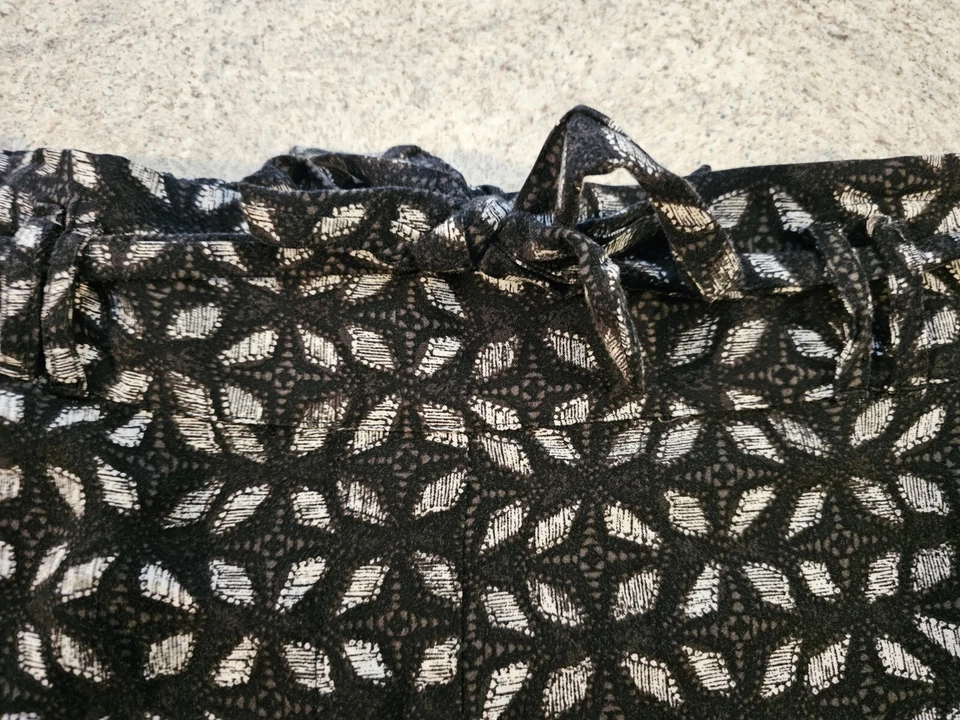 Pantalones cortos informales para mujer Maurices con estampado de rayón cintura elástica talla M Foto 2 de 4