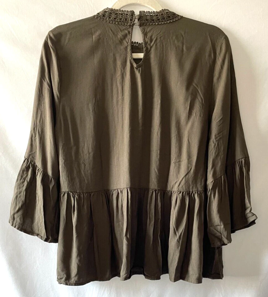 Kensie Jeans Women's Green Ruffle Front Blouse Size L - Imagem 2 de 4