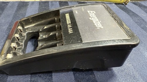 Energizer NiMH AA AAA CHVCM4DE Battery Charger for AA & AAA Batteries - Picture 4 of 14