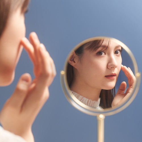 N) Polvo iluminador para el cuidado de la piel Shiseido MAQuillAGE Snow Beauty A -10 aniversario - Imagen 5 de 6