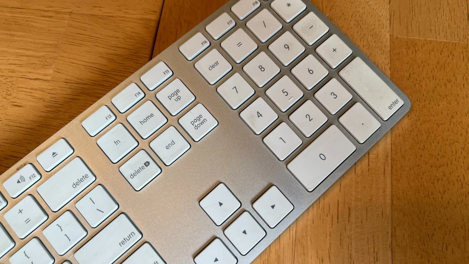 COMO NUEVO: Teclado extendido con cable Apple A1243 MB110LL/A - Blanco/Aluminio Foto 3 de 4