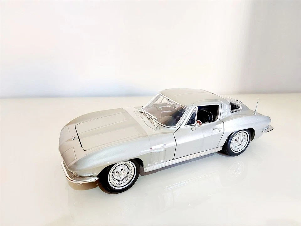 Chevrolet Corvette Grigio Metallizzato del 1965 - 1/18 Maisto - Immagine 3 di 4