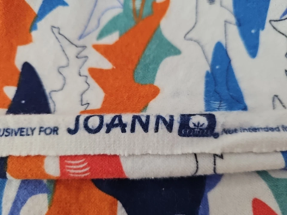 Tela Joann Super Acurrucada Algodón Franela Multicolor Tema Tiburón 40"W x 34"L Foto 3 de 4