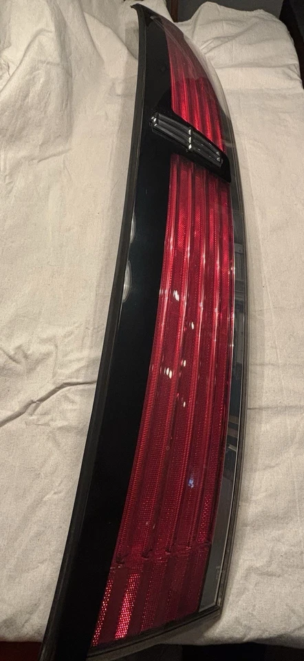 Lincoln MKX Rear Center Tailgate Taillight Tail Light Lamp 2007 2008 2009 2010 - Image 2 of 4
