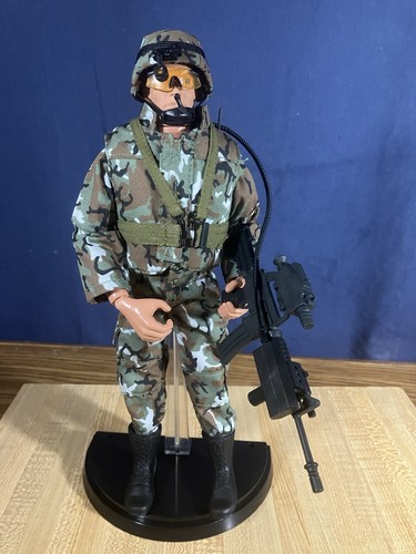 1999 GI JOE Then & Now - Modellino Land Warrior con supporto - scala 1/6 - Foto 4 di 8