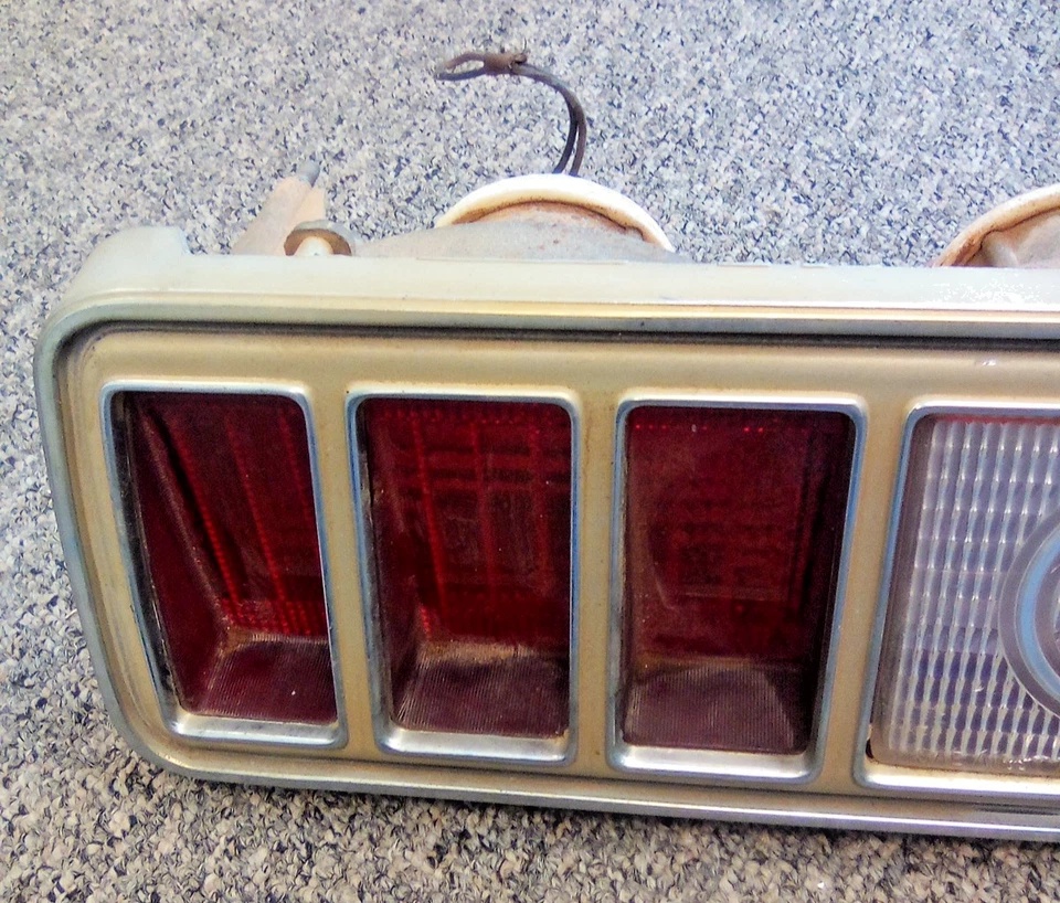 1975-77 DODGE ROYAL MONACO BROUGHAM OEM RIGHT TAIL LIGHT LOC-170DG - Image 2 of 4