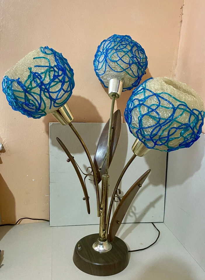 Lámpara de mesa moderna de espagueti Lucita atómica de mediados de siglo con 3 litros Foto 2 de 4