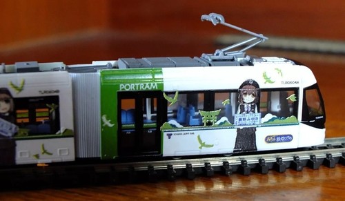 Tomytec N gauge TLR0604 Toyama Portram tram Anime conductors green doors livery - Picture 8 of 12