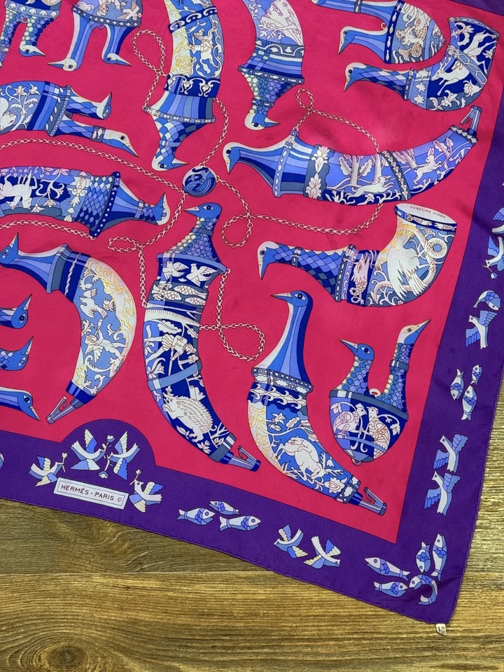 复古 Hermes Paris Les Rhytons Karin Swildens 粉色丝绸围巾 90 码 — 第 2/4 张图片