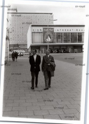 Ost-Berlin um 1970 - Männer vor dem Kino International - DDR - Foto 8x11cm