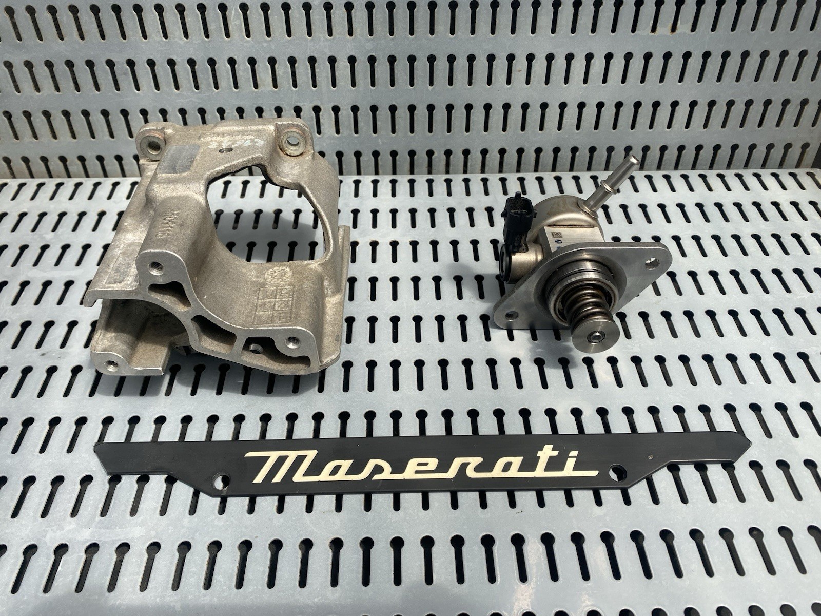 Maserati Ghibli Fuel pump covers Set