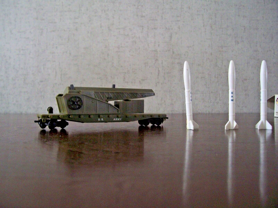 HO Model Power Military 9180 Flat Car w/ Launcher & 3 SAM Missiles. Includes Box - Image 4 of 4