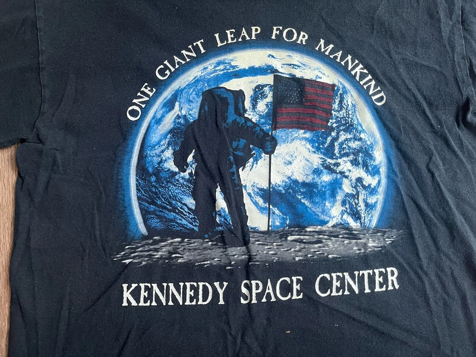 Vintage 90s Moon Landing Mission Kennedy Space Center Nasa T-Shirt Graphic Tee - Image 2 of 4