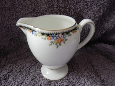 WEDGWOOD '' OSBORNE '' MILCH-/SAHNEKÄNNCHEN MIT FUSS