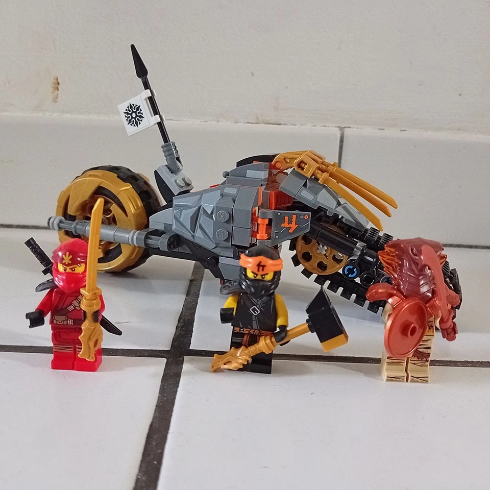 LEGO Ninjago 70672 Cole's Dirt Bike, photo 2 sur 3