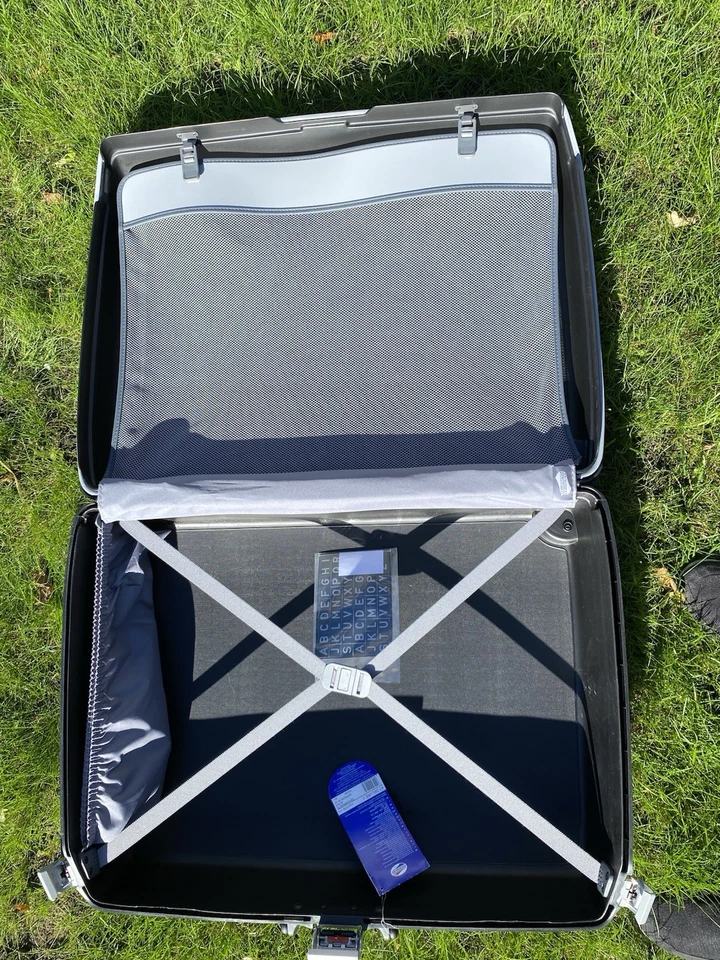 American Tourister (Samsonite) Hard Shell Large Wheeled Suitcase  - Image 3 of 3