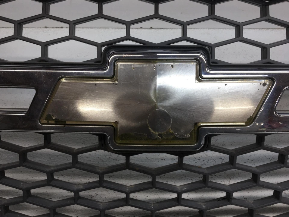 05 CHEVY SILVERADO 1500 Grille Chrome Center Bar And Body Color Surround Foto 4 de 4