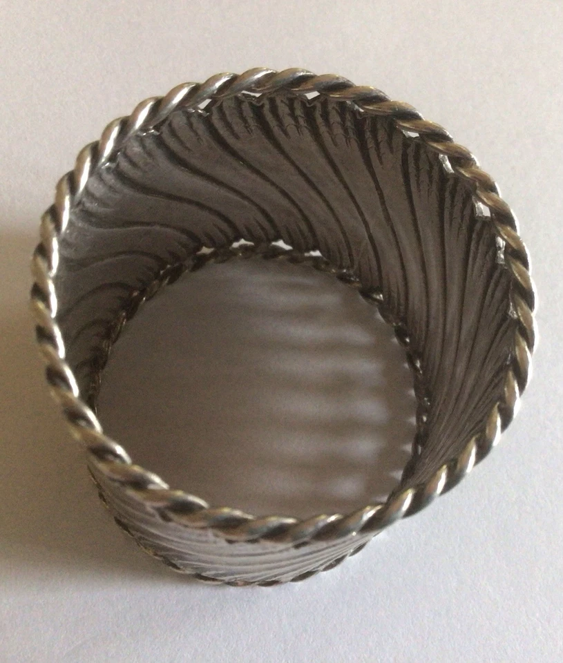 Par de servilletas grandes inglesas de plata esterlina sin monograma  Foto 4 de 4