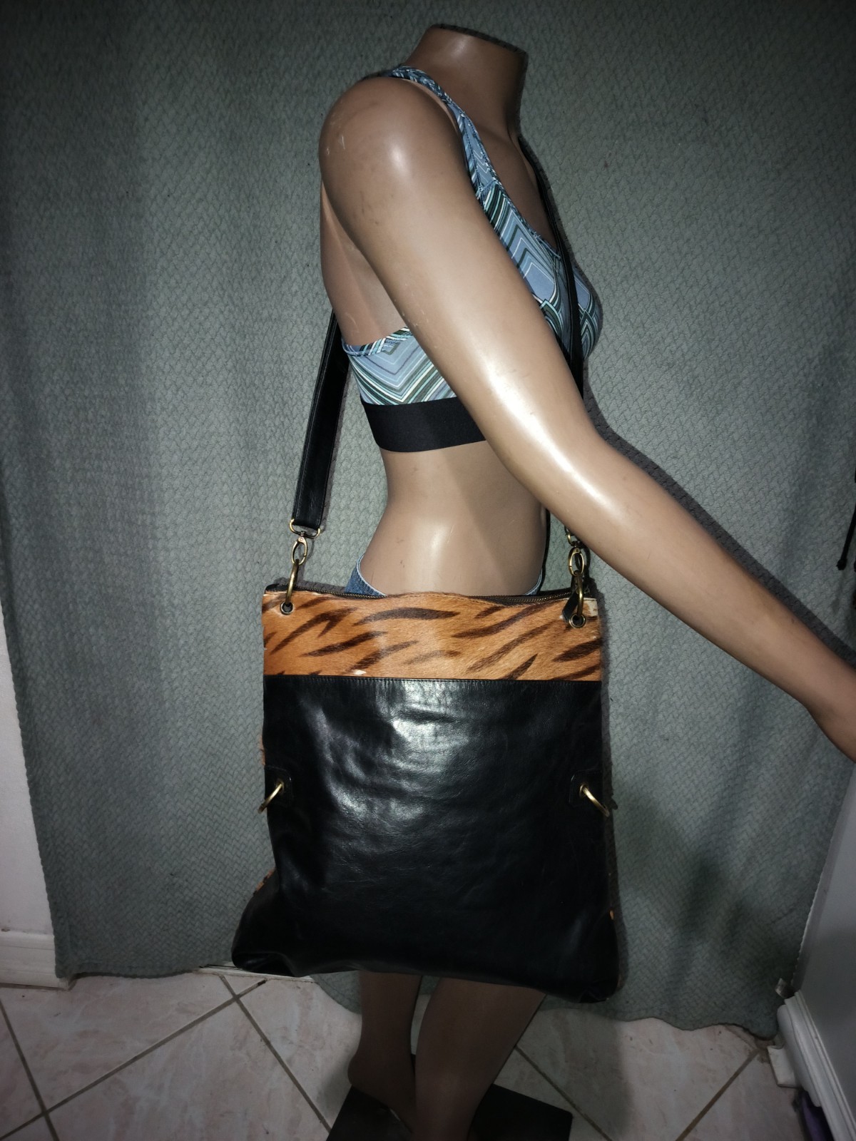 PONY Borsa a tracolla pieghevole senza marchio in pelle nera e capelli di cavallo.